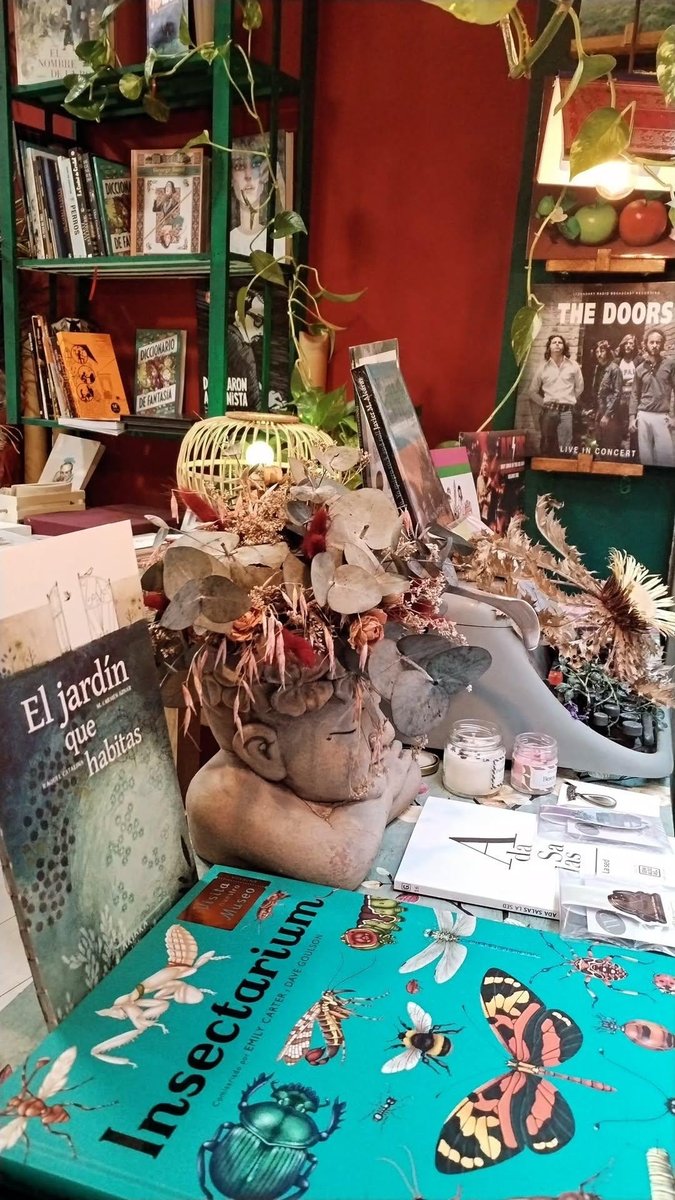 Se acercan fechas muy especiales 🎄🌟. 
Si de verdad creéis en el «milagro de la Navidad», no compréis libros ni discos en el puñetero Amazon y hacedlo en pequeñas librerías y tiendas de discos de barrio. Si pedís con antelación, seguro que os lo envían a casa con mucho cariño❤️