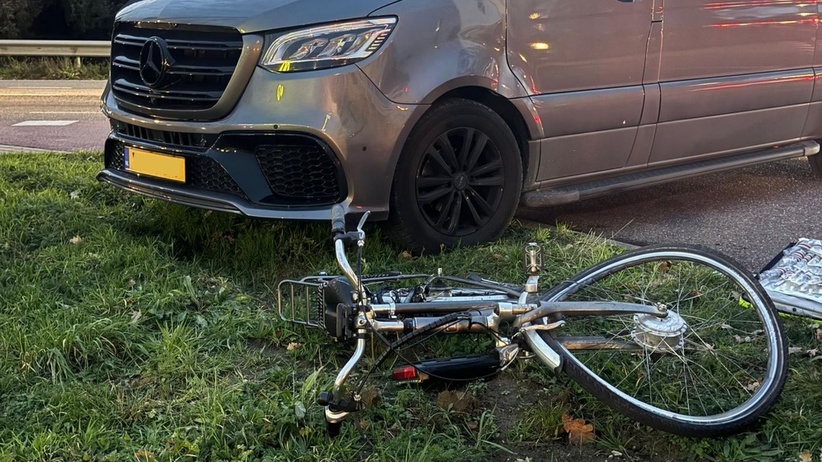 Fietser naar ziekenhuis na aanrijding met bedrijfsbus