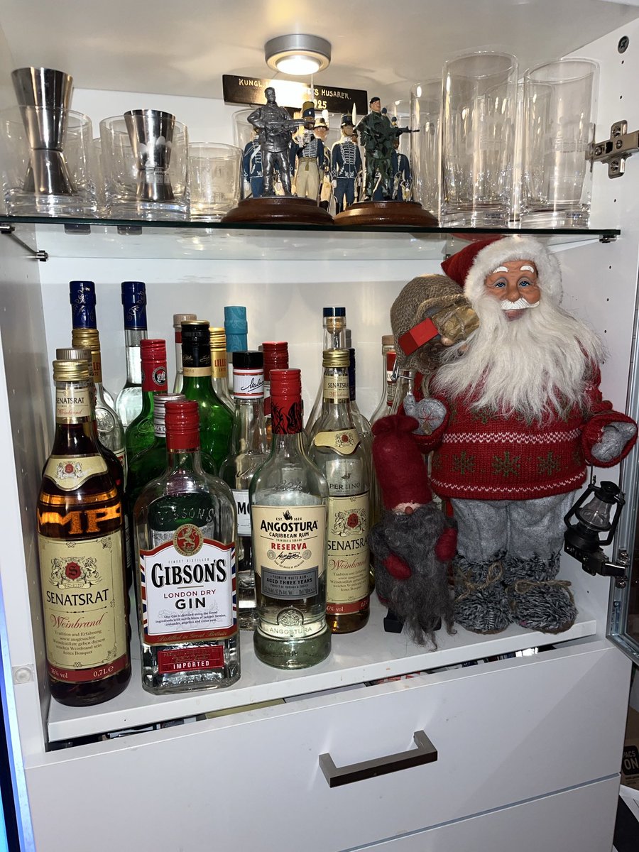 beduin01's tweet image. Då dök han upp igen, Tomten, och han hade med sig en liten kamrat. Då har julmånaden inletts - ha det bra vänner