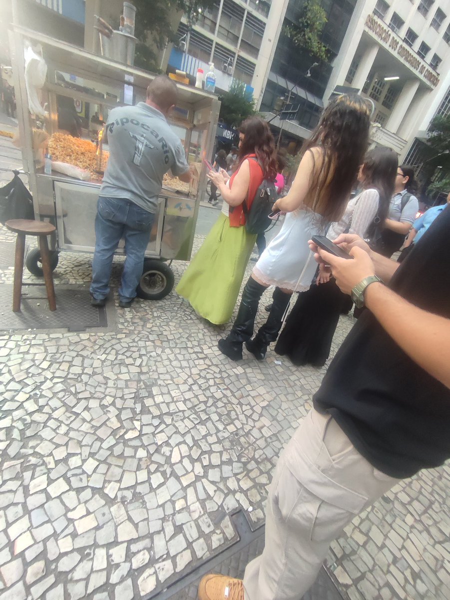 lembrando aqui de quando comprei uma pipoca super famosinha do centro do rio e tive uma das piores intoxicações da minha vida fui parar no hospital e tudo