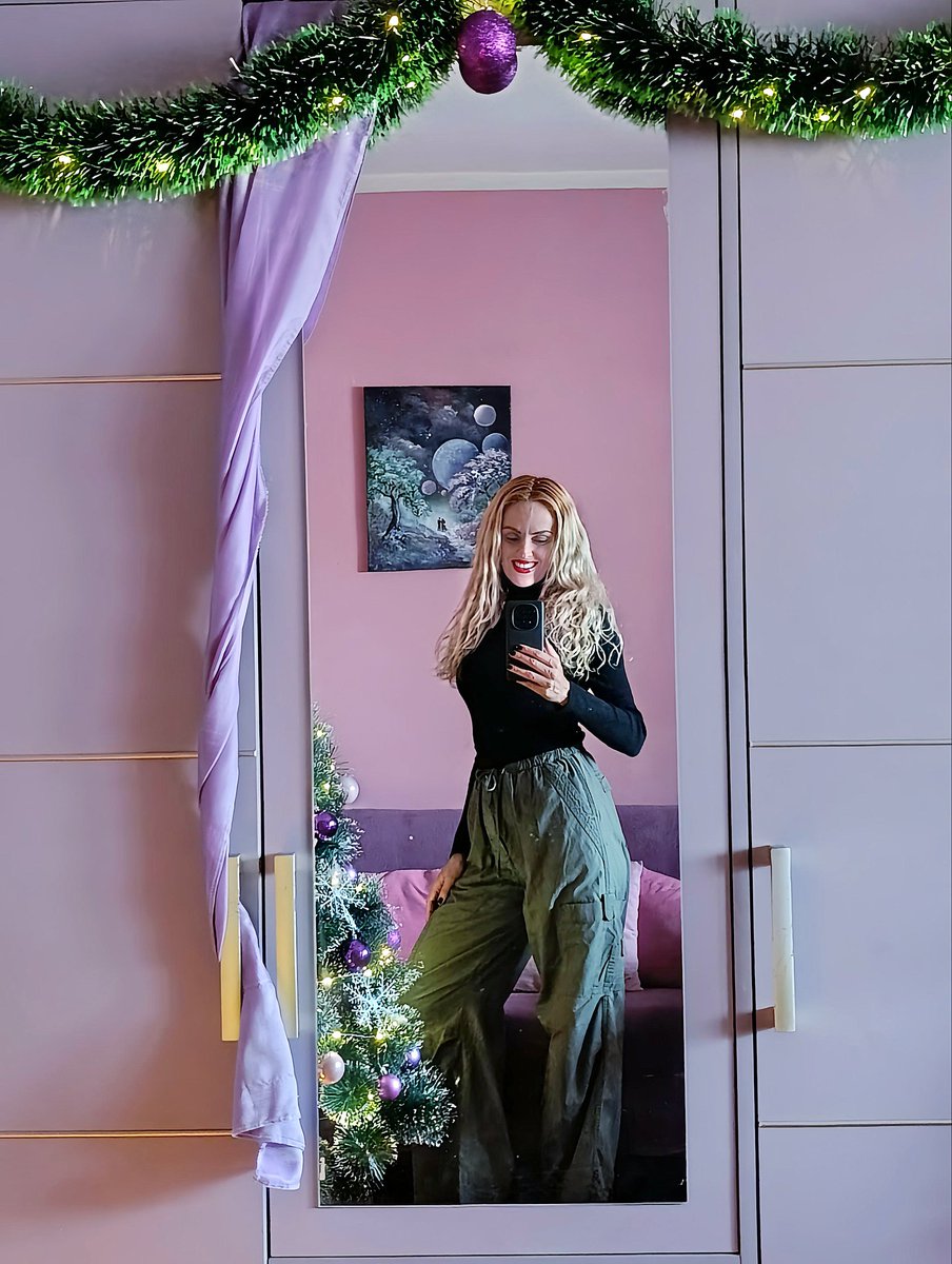 NellyMonk1's tweet image. Christmas tree magic in the corner ❤️🎄
Sparkly vibes ✨🌠 Living in comfy winter pants… ☺️ Just one peaceful mirror moment before the busy days begin

#Christmas2025