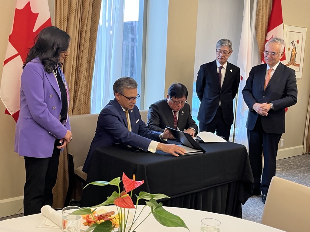JapaninCanada's tweet image. On December 1, @keidanren and the @BizCouncilofCan  signed an MOC to deepen Japan–Canada economic cooperation. Foreign Minister @AnitaAnandMP and Ambassador YAMANOUCHI joined the ceremony to mark this important step forward.
🇯🇵🤝🇨🇦 #JapanCanada #KEIDANREN #bcc