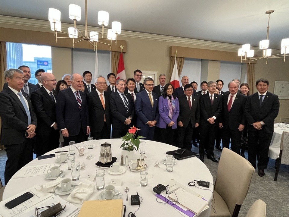 JapaninCanada's tweet image. On December 1, @keidanren and the @BizCouncilofCan  signed an MOC to deepen Japan–Canada economic cooperation. Foreign Minister @AnitaAnandMP and Ambassador YAMANOUCHI joined the ceremony to mark this important step forward.
🇯🇵🤝🇨🇦 #JapanCanada #KEIDANREN #bcc