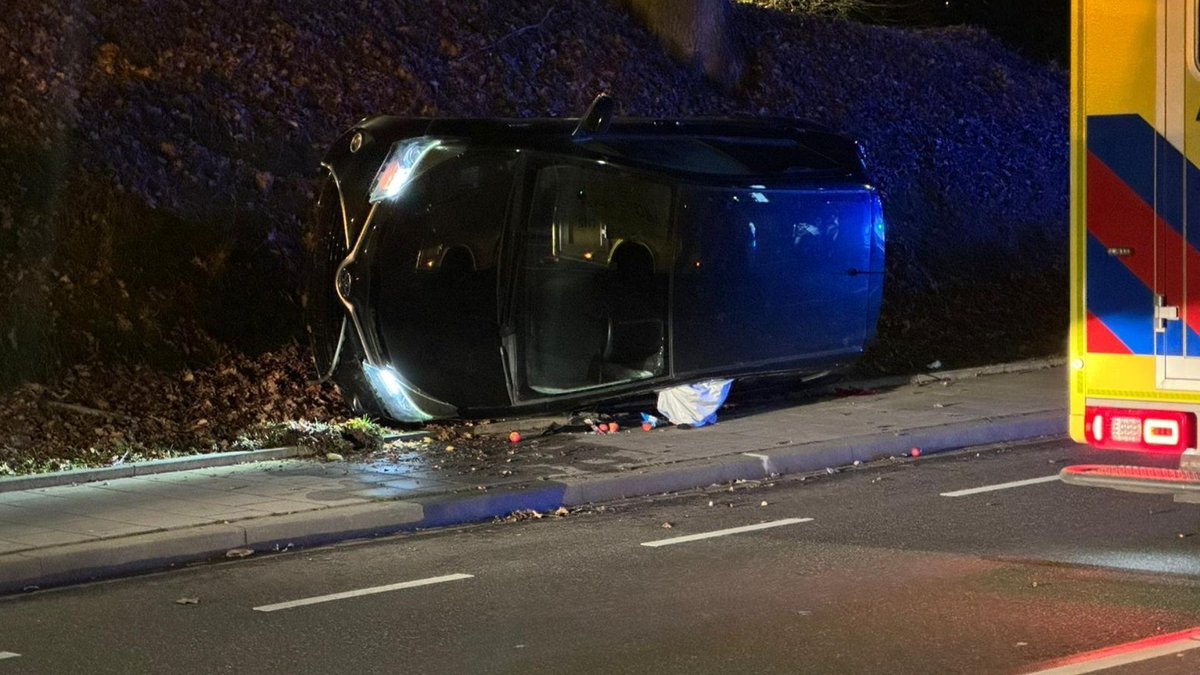 Auto rolt van parkeerplaats Thermae 2000 de Cauberg op, één gewonde