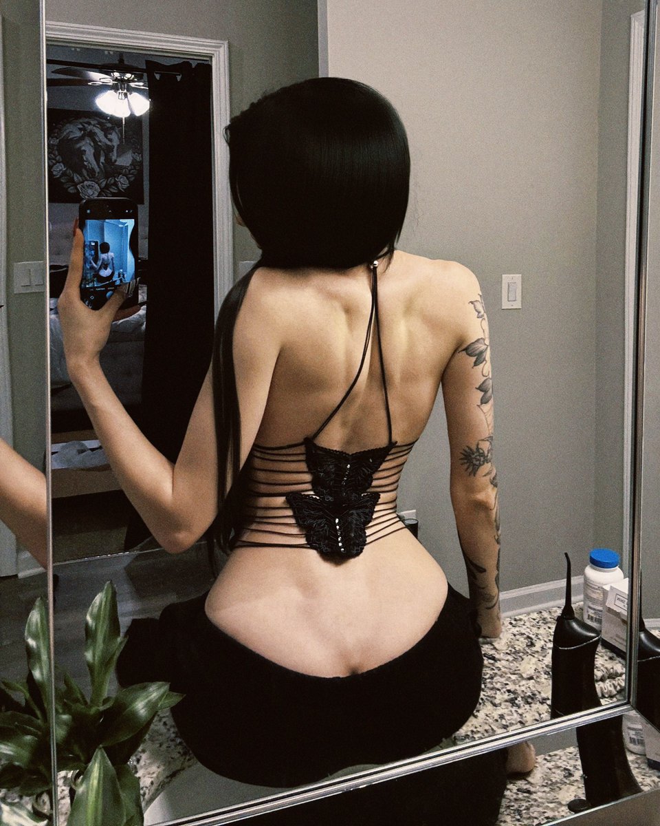 iinkedpeach's tweet photo. do you fw goth girls? https://t.co/4YuCDggtaU