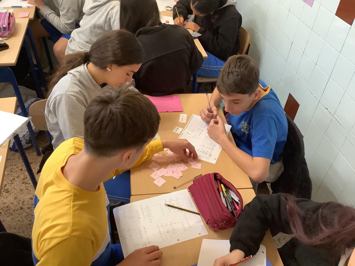 Hoy nuestra seño de mates Eva, ha trabajado la factorización de polinomios en 3º ESO. Los alumnos han repasado conceptos clave resolviendo retos en equipo. Ha sido una sesión dinámica, divertida y con buenos resultados.#matemáticas #educación