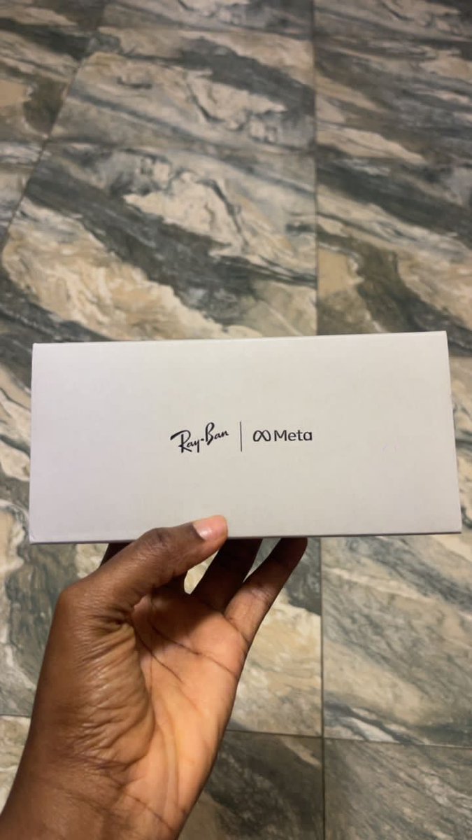 Ray ban meta Glass 
Wayfarer 
Frame : shiny black 
Lens : G15 Green 

#600,000