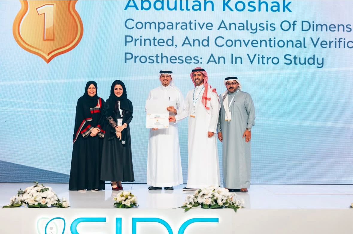 KAU_FD's tweet image. تهنئ #كلية_طب_الأسنان الخريج الدكتور عبدالله كوشك بمناسبة فوزه بالمركز الأول في مسابقة عرض الملصقات الإلكترونية لفئة أطباء الأسنان، بالمؤتمر السعودي العالمي لطب الأسنان- جدة 2025 عن بحثه في سنة الامتياز بمشاركة الدكتور مشاري الوبيري و إشراف الدكتور أحمد العمودي من قسم أحياء الفم…