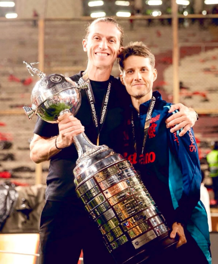 venecasagrande's tweet photo. Esse cara merece muito reconhecimento por todo sucesso do Flamengo na temporada até o momento. Auxiliar de Filipe Luís, Ivan Palanco é considerado o braço direito do treinador e um profissional de altíssimo nível em todos os sentidos. Dizem que o cara é um obcecado por tática no futebol.

O espanhol de 45 anos é quem ajuda Filipe Luís em tudo no dia a dia. Desde a montagem da estratégia do Flamengo até os estudos dos adversários para montar as táticas para os jogos.

Uma parceria de sucesso!