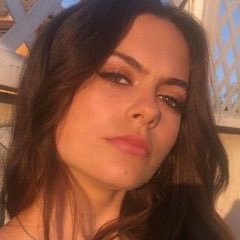 Cultination1's tweet image. 🇺🇸 UNE SOIRÉE AU DEHORS ET LE LENDEMAIN ELLE SE RETROUVE ENDETTÉE DE 50 MILLIARDS $. 

En 2021, Maddie McGivern, une jeune Californienne, se réveille avec une terrible gueule de bois après une nuit bien arrosée. 

Elle ouvre l’application de sa banque Chase pour vérifier son…