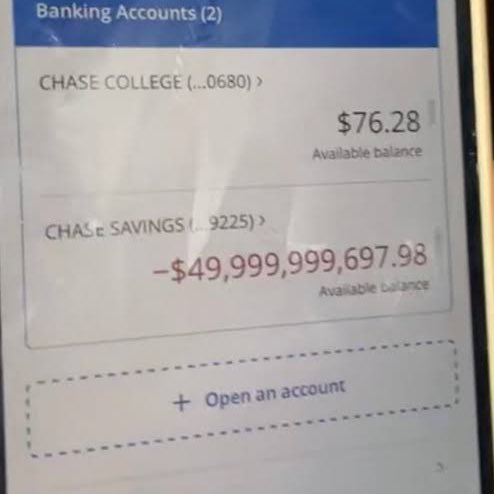 Cultination1's tweet image. 🇺🇸 UNE SOIRÉE AU DEHORS ET LE LENDEMAIN ELLE SE RETROUVE ENDETTÉE DE 50 MILLIARDS $. 

En 2021, Maddie McGivern, une jeune Californienne, se réveille avec une terrible gueule de bois après une nuit bien arrosée. 

Elle ouvre l’application de sa banque Chase pour vérifier son…