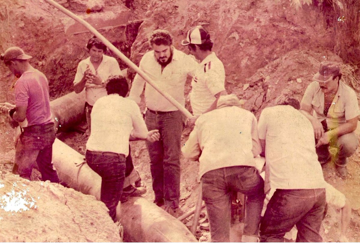 En 1983 siendo Director del Acueducto, la noche de Navidad mi mamá hizo un obsequio a quienes esa noche trabajaban: una hallaca, asi recorrimos como 20 estaciones de bombeo. la receta que mamá utilizó la aprendió de mi madrina Paula Escauriza. En memoria.
drive.google.com/file/d/1TYI0N4…