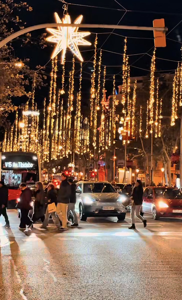 NuunChae's tweet photo. December nights in Barcelona ✨ https://t.co/IrbuzRn73L