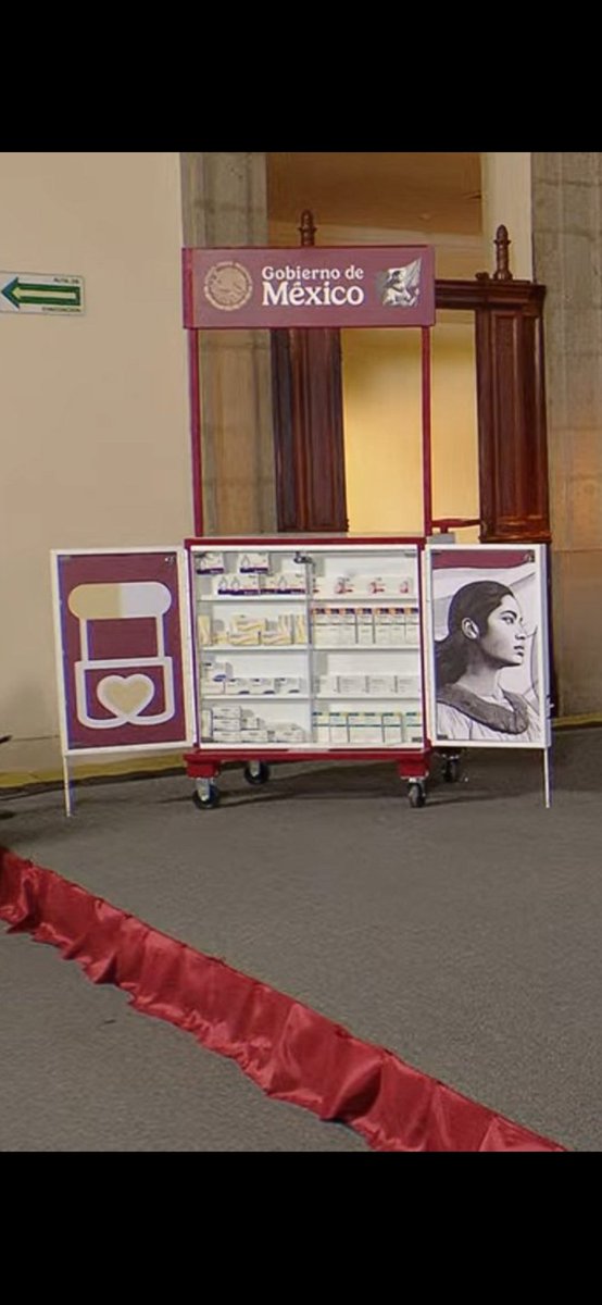 HalloweenSalem2's tweet image. Gastaron más de 2000 milones de pesos para hacer su megafarmacia que no sirvió para nada para terminar entregando medicinas (eso dicen) en carritos para hacer crepas. 

Todo lo hacen mal y todavía lo presumen, ya verán que ni sus carritos de medicina estarán surtidos.