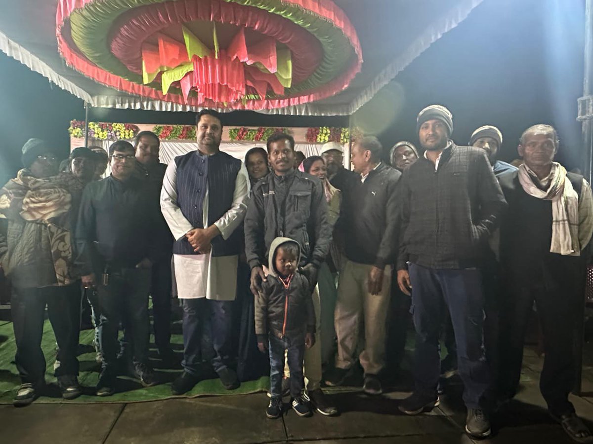 umeshpatelcgpyc's tweet image. खरसिया विकासखण्ड के ग्राम-बर्रा में समस्त ग्रामवासियों द्वारा आयोजित ‘‘मां महालक्ष्मी पूजन एवं आनंद मेला महोत्सव’’ में सम्मिलित होकर आयोजनकर्ताओं एवं क्षेत्रवासियों से मुलाकात किया।