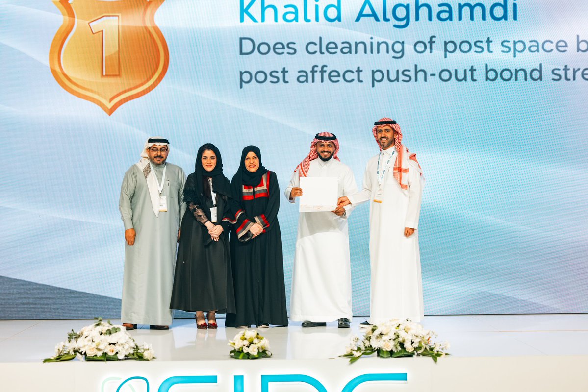 KAU_FD's tweet image. تهنئ #كلية_طب_الأسنان الدكتور خالد الغامدي بمناسبة فوزه بالمركز الأول في جائزة الملصق البحثي لطلبة الدراسات العليا، بالمؤتمر السعودي العالمي لطب الأسنان- جدة  2025