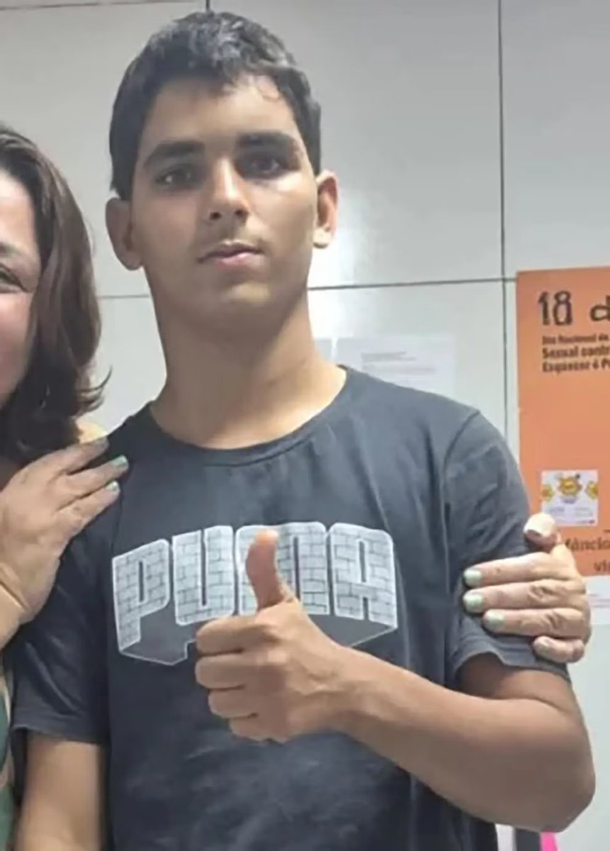 _NOALCOMUNISMO's tweet image. ¿ACTO SUICIDA, RETO DE LAS REDES, LOCURA, ESTUPIDEZ?
Gerson Machado, el joven que murió tras ingresar a la jaula de leona en un zoológico de Brasil
El adolescente de 19 años escaló un muro de más de seis metros, descendió a través de un árbol y falleció por heridas de la felina