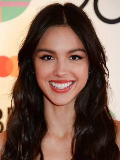 I’ve been trying to put my finger on who Stacey sort of looks like… and bear with me here … but I think I figured it out  #RHOP