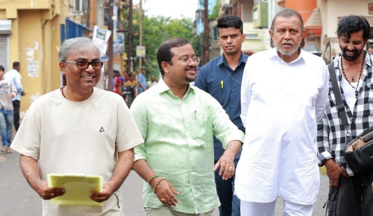 CineBuff2003's tweet image. Screenplay &amp;amp; Dialogue Writer #SubhadeipDas with Team #Projapoti2
.
#Christmas2025