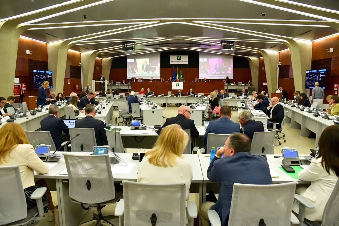 ConsLomb's tweet photo. Le #mozioni discusse nella seduta pomeridiana del @ConsLomb: #frontalieri, azioni di sostegno ai #bambiniucraini, episodi di violenza in uno stabile di #ALERPavia, tutela occupazionale e industriale di @ivecogroup_ 

Leggi su #LombardiaQuotidiano ⬇️
https://t.co/I6Eb5Q4Pps https://t.co/Vut8dqTcwz