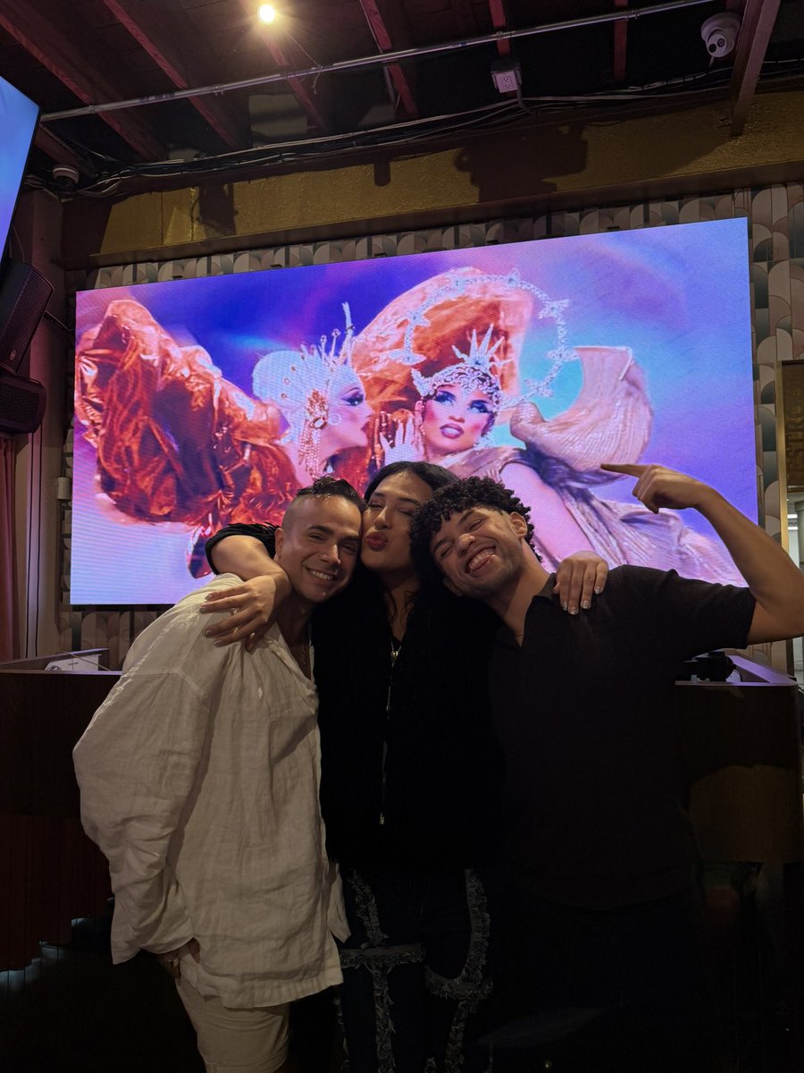 this is crazy.
<a href="/RuPaulsDragRace/">RuPaul's Drag Race</a>