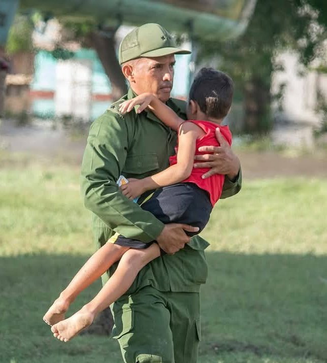 ¡Felicidades a nuestras gloriosas Fuerzas Armadas Revolucionarias, continuadoras de la épica del Granma y la Sierra! <a href="/MinfarC/">Minfar_Cuba</a>, listo siempre para defender la patria y nuestro pueblo, como lo hicieron en los duros días de rescate y recuperación en el Oriente de #Cuba tras Melissa.