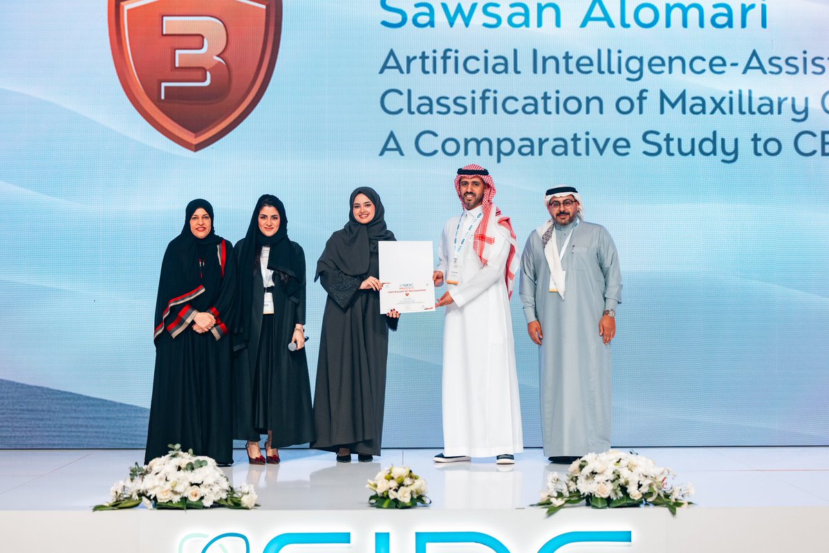 KAU_FD's tweet image. تهنئ #كلية_طب_الأسنان الدكتورة سوسن العمري بمناسبة فوزها بالمركز الثالث مكرر في جائزة الملصق البحثي الالكتروني، بالمؤتمر السعودي العالمي لطب الأسنان- جدة  2025