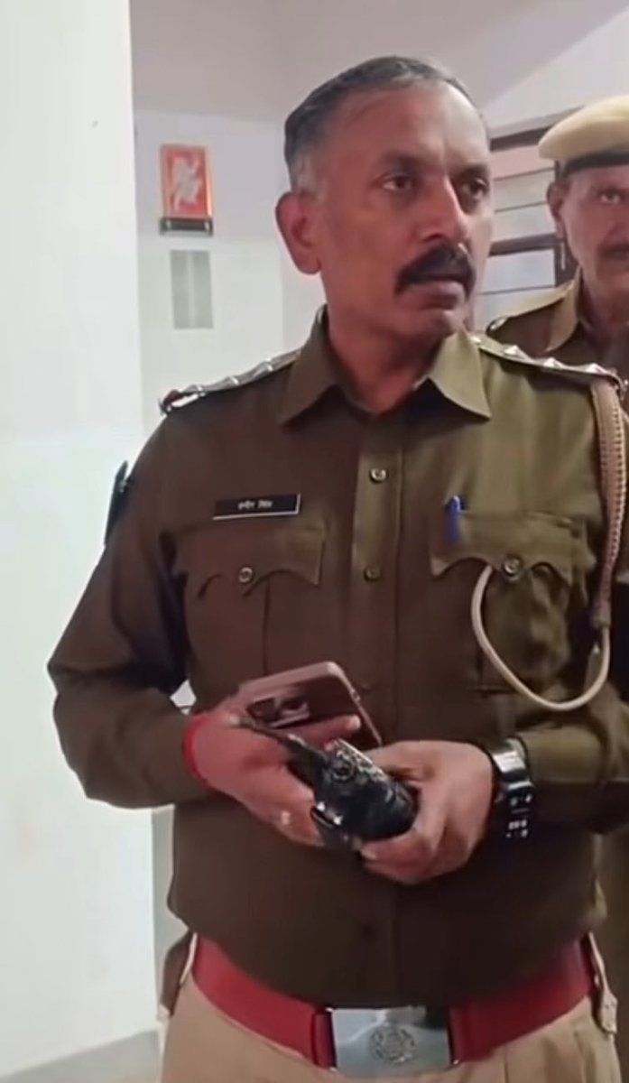 Manmeet__Verma's tweet photo. This officer must be jailed ASAP. Unfit for uniform.

Misbehaving with an advocate → face legal consequences.

#vakeelekta #withjodpuradvocates https://t.co/BPHU21FUTt