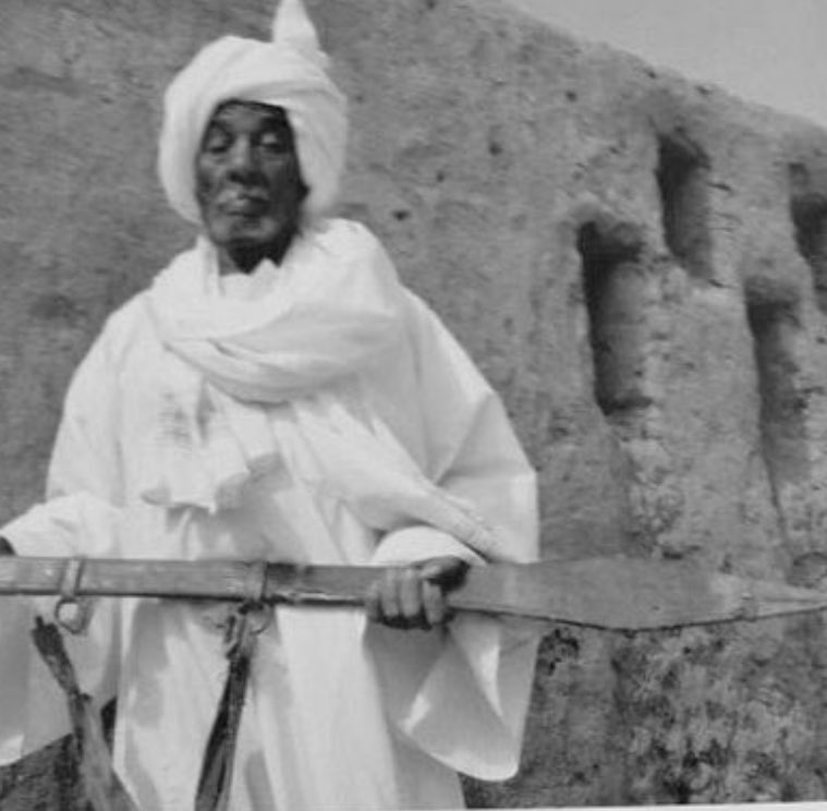 محس الدرقة يوم ضرب السيوف الغُرر
ومحسً تسنح الإبل السمان الدُرر
محس الفرسه في الجبخانة قوماً ضُرر
ديل أهل المعالي اسود عرينً مُرر