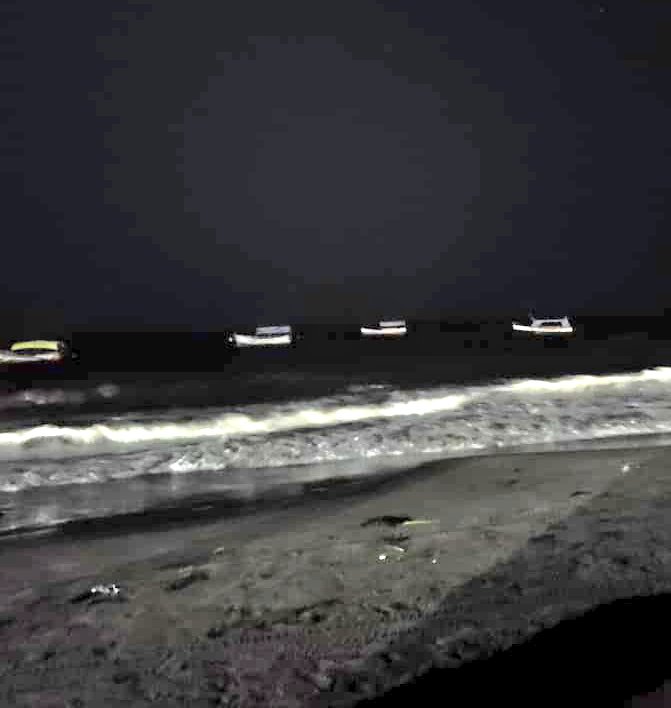 #رواية_القوارب
كنتُ على شاطئ الكتيب، في جوهرة البحر الأحمر الحبيب، في الحُديدة الحَديدية، في ليلة قمرية، وأمام الأمواج المتلاطمة الطافحة، وهزيز الرياح المتلاوحة؛ كانت تقف داخل البحر أربعة قوارب، ثابتة في مكانها بشكل متقارب. 

فسألتُ أحدَ الباعة المتجولين: كيف تصمد القوارب في