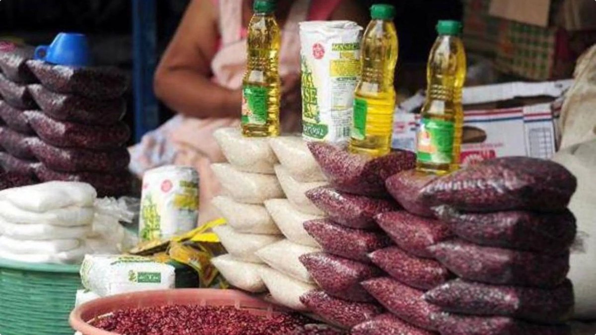 #ElSalvador 

Canasta básica vuelve a golpear el bolsillo: alimentos suben hasta $14.77 en un año y frijol acumula alza del 64% liberalsv.com/canasta-basica… #Economía