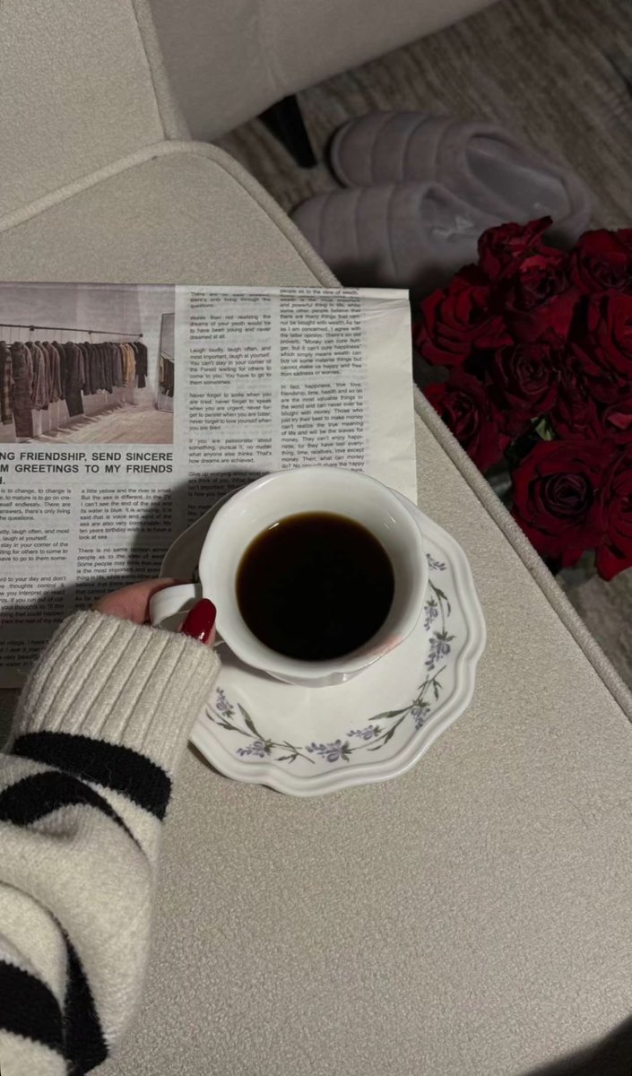 #مساء_الخير_والسعاده

جميل هو ؛المساء حين يبتدأ
بـ كوب قهوه، وهدوء ،ولحظه سكـون مع الذآت .😴

.