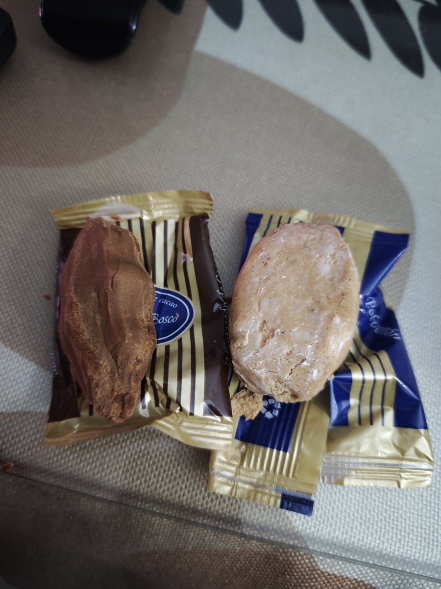 daxter3192's tweet photo. Pregunta sería.
Vosotros os coméis los polvorones bien, como el de la izquierda aplastadolos con la mano,rollo croqueta o mal de la forma del de la derecha, que es con la forma que vienen en el paquete? Jajaja
#polvoron
#Navidad https://t.co/m9SXu7QcVb