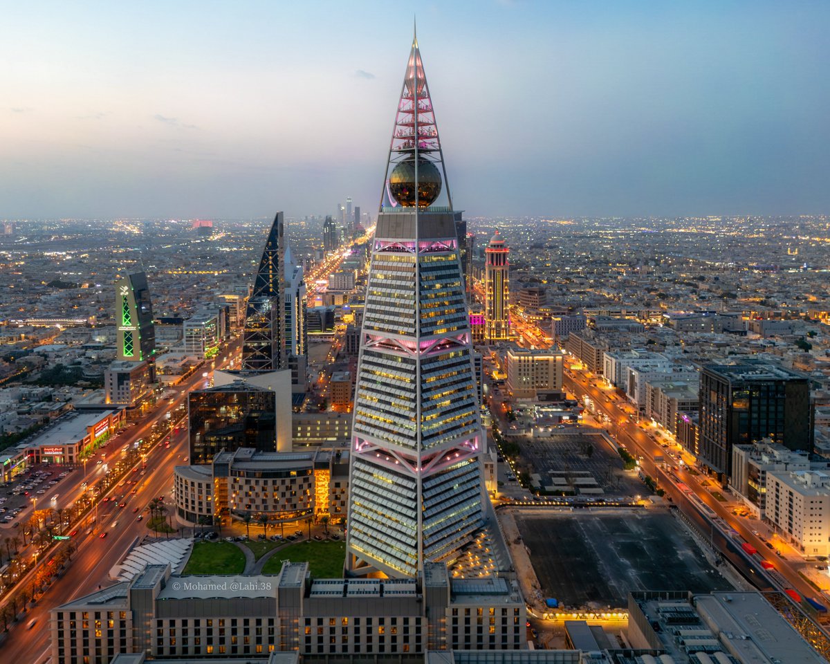 SenseiFund's tweet photo. ✨ مشاريع السعودية المخطط لها لعام 2026
الهيئة الملكية لمدينة الرياض 🏙️

— تنفيذ المرحلة الاولى من المسار السابع 🚝
لمشروع قطار الرياض الذي يمتد من الدرعية الى القدية

— إطلاق الرياض ستريت فود 🍟🍦
يهدف المشروع الى إنشاء مشهد أطعمة شوارع عالمي، وتنشيط الاحياء والاقتصادي الليلي 🌃

— زراعة 7.5 مليون شجرة في مدينة الرياض 🌳
وزيادة المساحات الخضراء من 1.5% الى 9%

— تنفيذ وتطوير اكثر من 500 كيلومترًا 🚧
من شبكة طرق المدينة

(بيان ميزانية المملكة 2026 🇸🇦)
