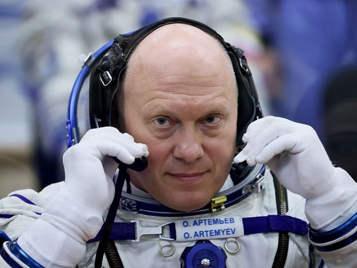 bayraktar_1love's tweet image. Russian cosmonaut Oleg Artemyev was excluded from the Crew-12 crew a few months before the ISS launch over suspected espionage. 

While training at the SpaceX base in Hawthorne, California, he photographed SpaceX engines and internal documentation on his phone and then took this…