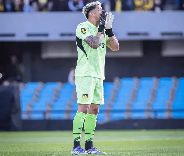TodoFutbolSUD's tweet photo. Brayan Cortés 🇨🇱 no seguiría en #Peñarol 

➡️El arquero chileno finaliza contrato el 31/12/2025.

➡️ 1.2M es el monto que debe abonar #Peñarol si quiere mantener al golero, si se negocia un monto bastante más bajo se evaluaría su continuidad.

❌Martín Campaña no sigue. https://t.co/BISRlTez1B