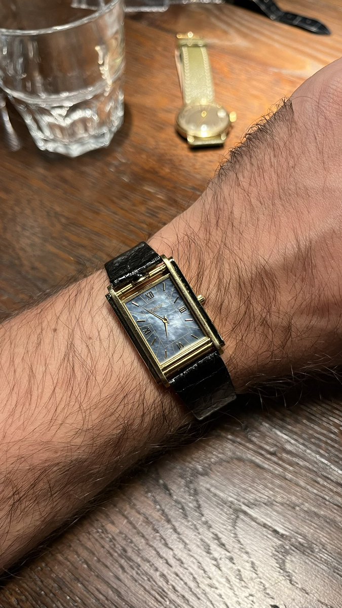 J’avais oublié que j’avais croisé cette #DeLaneau Golden Dream cadran nacré,  complètement folle en or 18k 

🥹✨