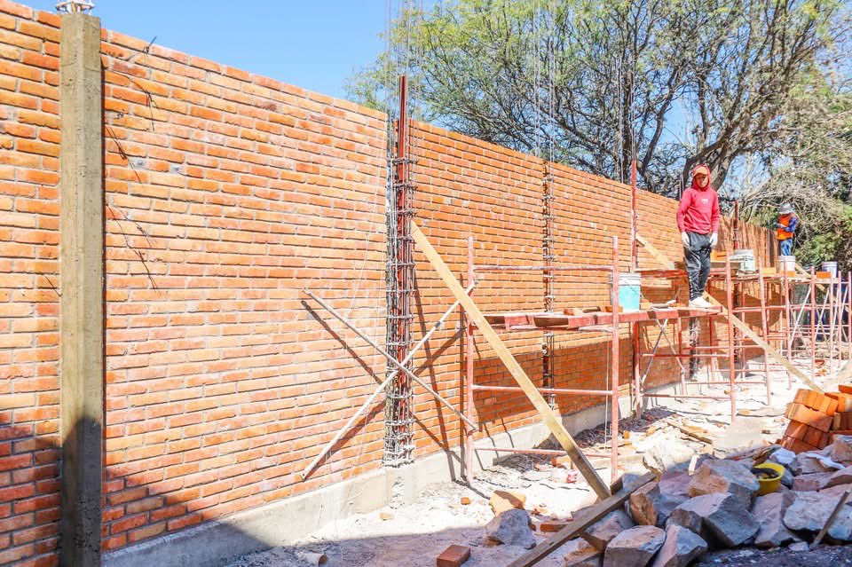 Retomando la relación que buscamos tener #contigo. 

En la creación de este Comité de Contraloría Social en el COBAQ Plantel 24 Villa Progreso, Ezequiel Montes, el supervisor del <a href="/IFEQ15/">IFEQ</a> , atendió dudas sobre la construcción de una barda perimetral que se está llevando a cabo.