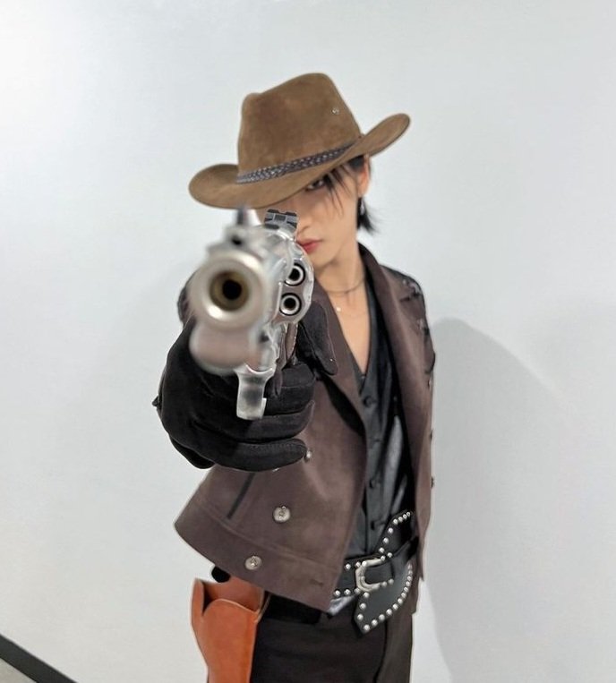 DreamCJen's tweet image. gun to your head, name a kpop song by your ult group with the letter B, D or P