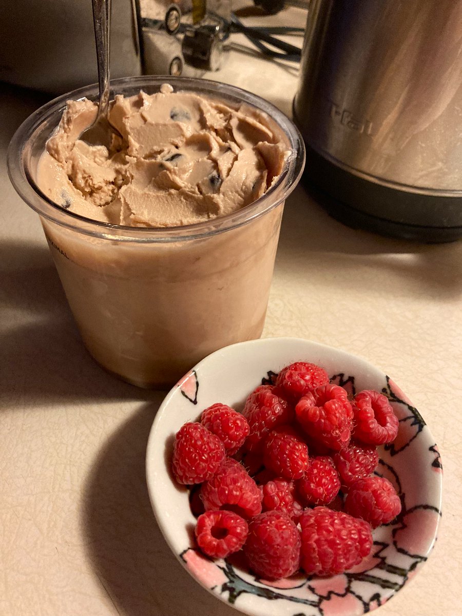 coffeekakigori's tweet image. chocolate chocolate chip with raspberries