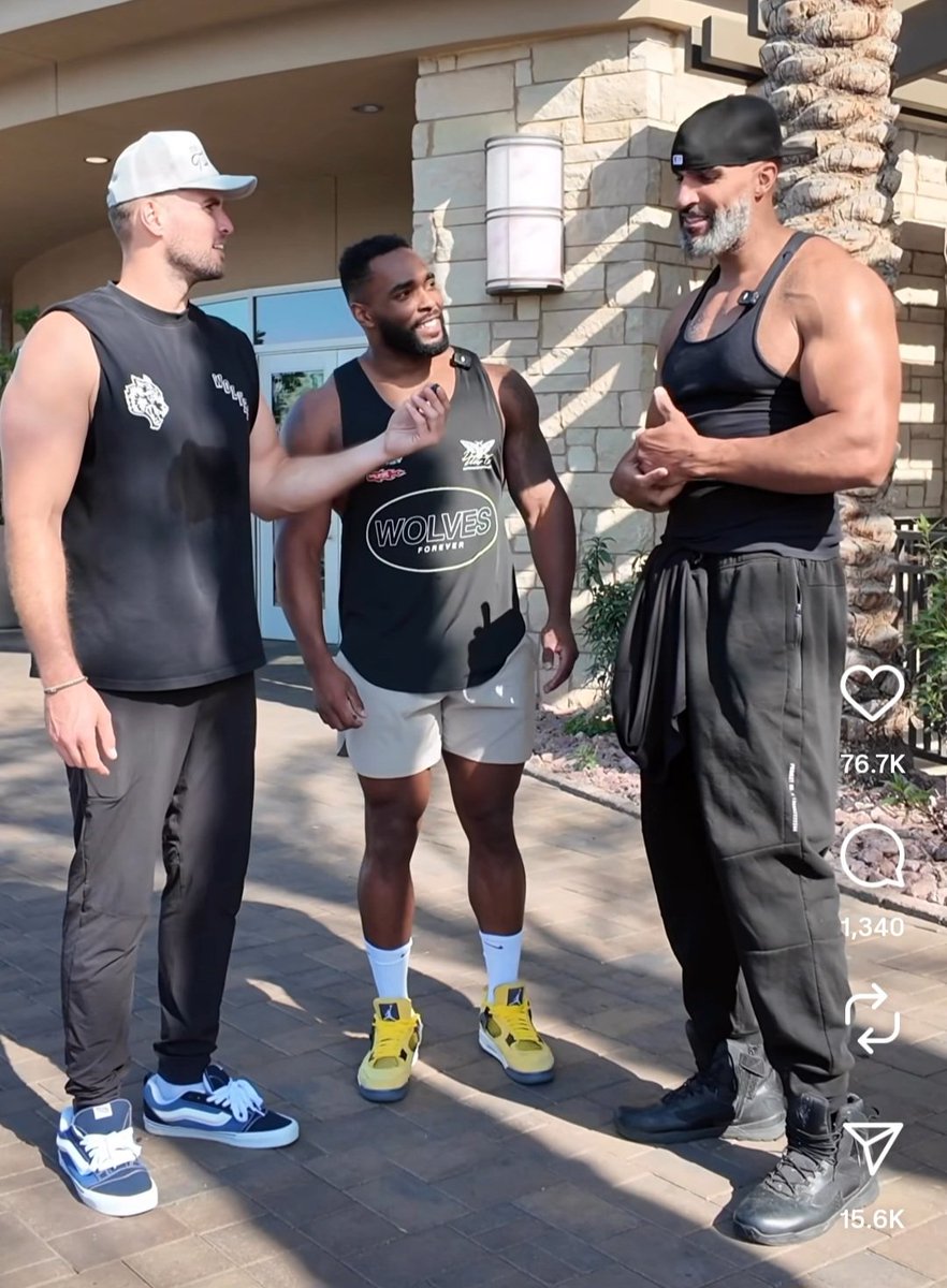 The guy in the middle that looks like <a href="/KevinHart4real/">Kevin Hart</a> is 6'5...
😭😭😭