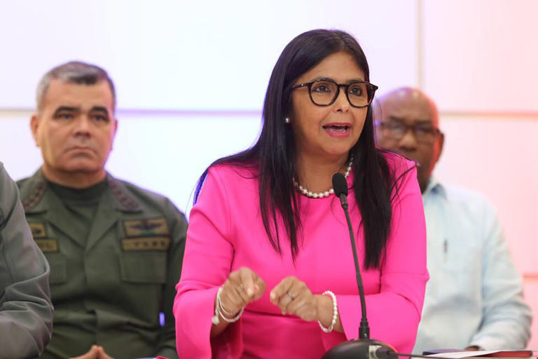 _NOALCOMUNISMO's tweet image. C.- Las condiciones que puso Maduro a Trump para abandonar Venezuela
4.- Gobierno interno liderado por su vicepresidenta, Delcy Rodríguez, antes de convocar nuevas elecciones
➡️Trump rechazó las solicitudes de Maduro y le propuso abandonar el país antes del pasado 28 de noviembre