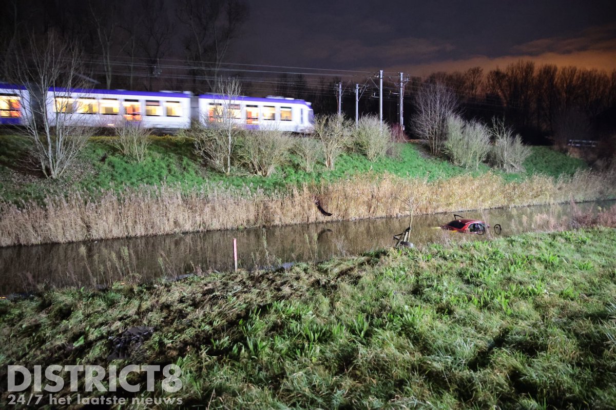 Auto raakt van de weg en belandt in het water op de Leidschendamseweg in Zoetermeer