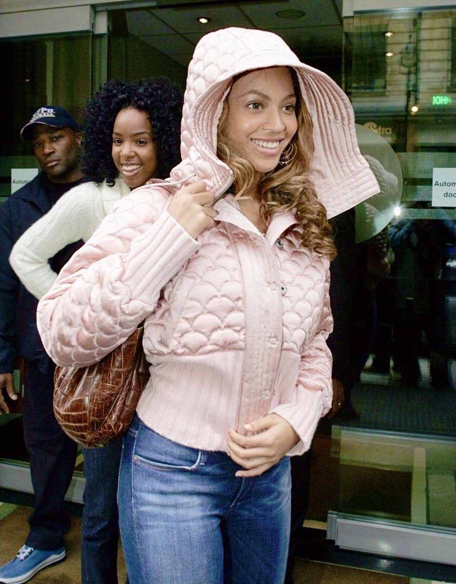 mimithebeyhive's tweet image. Beyoncé in pink my favorite thing she’s a cutie potato 😚