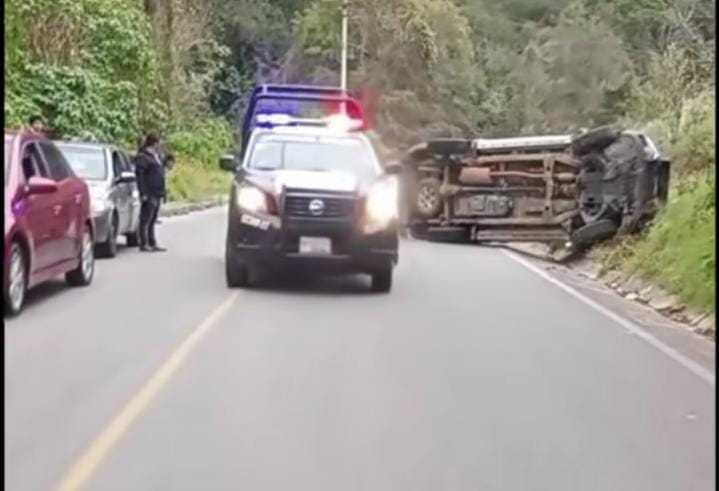 PoderNoticiaPue's tweet image. 🚨 Vuelca patrulla municipal en libramiento oriente de #Zacapoaxtla

➡️ Patrulla M-903 volcó en el libramiento oriente de Zacapoaxtla...

➡️ Entérate aquí: shre.ink/qLQP

#PoderNoticiaPue #DondeTuVozSeEscucha