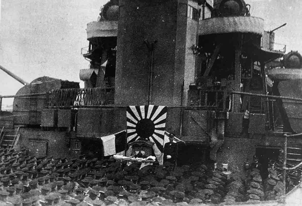 1941年12月3日 開戦準備

重巡洋艦「愛宕」では総員集合が下令され、征戦祈願をするため愛宕神社の臨時大祭を行い、南方部隊の成功と武運長久を祈る。祈願終了後は艦長の訓示が行われ、最後に次のように結んだ。

「みんな、一緒に元気でやろうぜ」