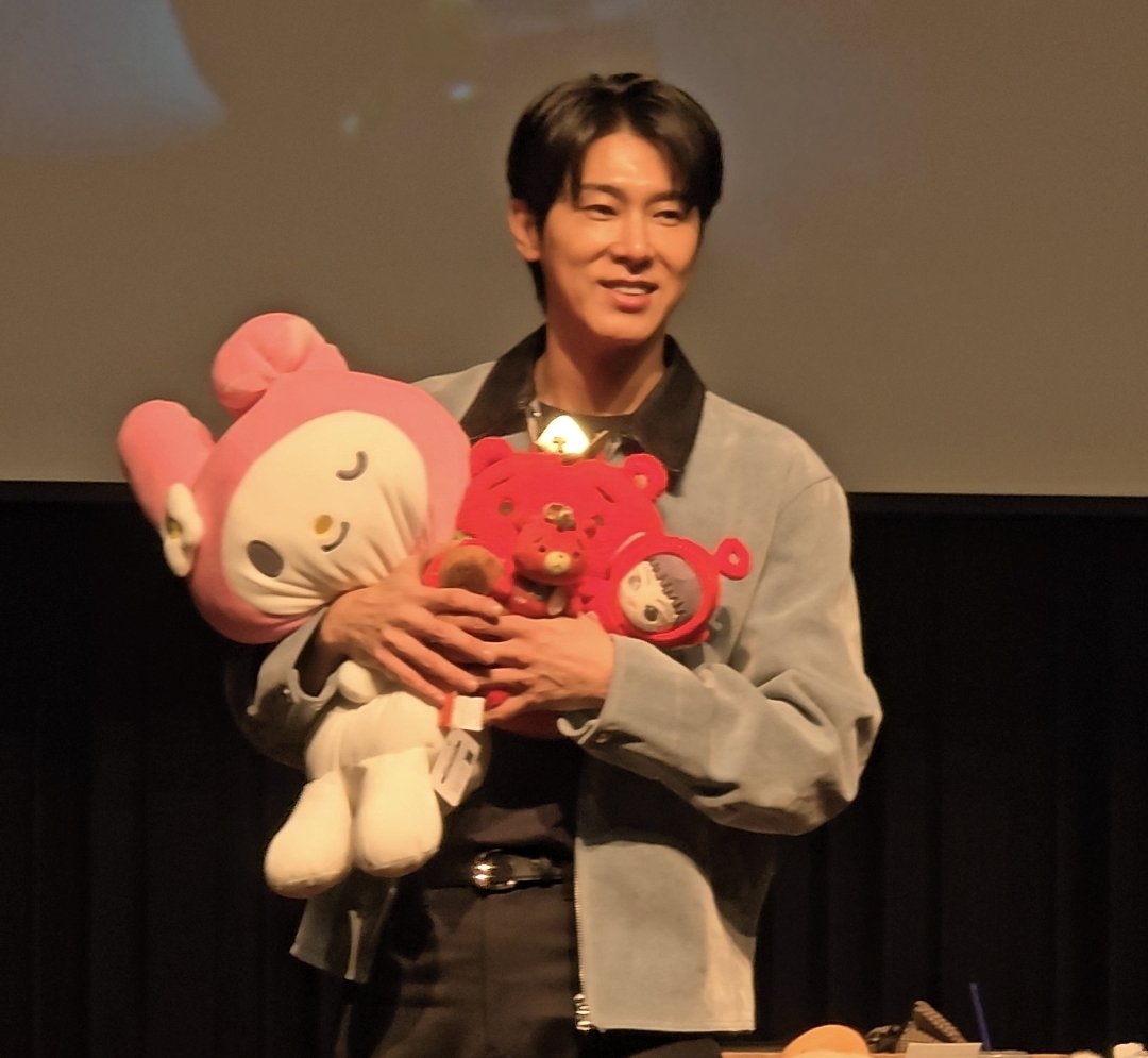 peamo228's tweet image. ③サインを50名終わるとファンたちが持ってきた小物やぬいぐるみを使ってのユノのフォトタイム。これが結構長くて15分くらいしてくれて自分の持参した🐰ぬいが選ばれるかドキドキ💓してたけどCQさんが段ボールから選んで机に並べてユノがそれを手にする感じでした。CQさん私の🐰は手に取らずユノが手に…