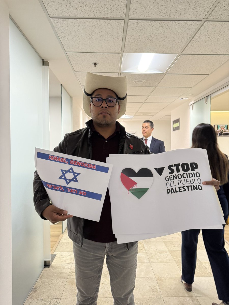Todas las voces?? Incluso aquellas que defienden el G3n0cidio en Gaza??

Además, <a href="/PedrohacesO/">Pedro Haces</a>, la Cámara no es tuya.

“Acércate más, sombrerudo”, me dijiste un día, tratando de decirme que me portara como los demás que andan de lambiscones tras de ti. Pero la neta con gente como