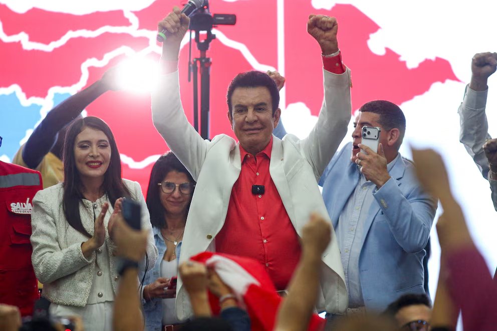 _NOALCOMUNISMO's tweet image. SALVADOR NASRALLA 40.13 %       NASRY ASFURA 39.70 %      
TOTAL ESCRUTADO   66.71 %   
SE COMIENZA A MATERIALIZAR EL FRAUDE ELECTORAL EN HONDURAS 
➡️  Giro en Honduras: Nasralla toma la delantera sobre Asfura en el conteo electoral