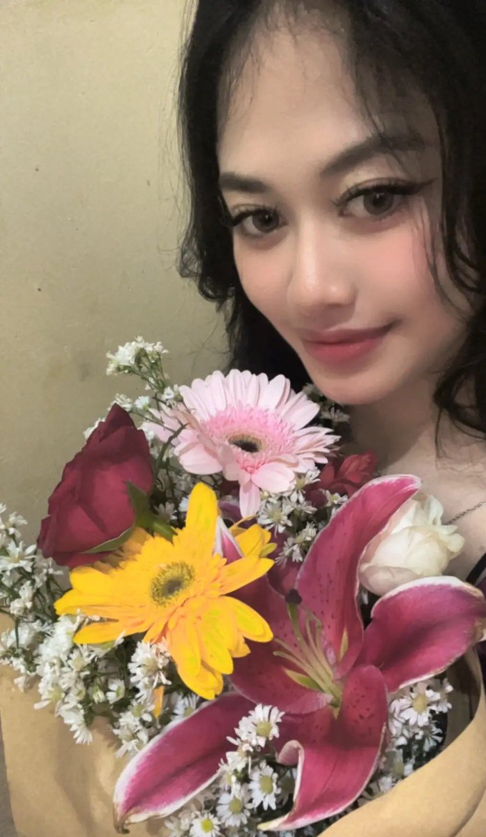 storieaz's tweet image. lilies as always 🤍🤏🏻